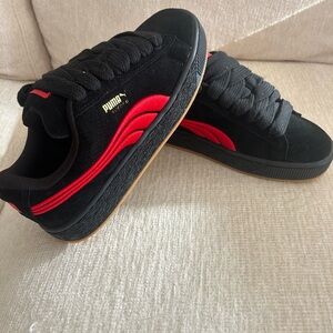 Puma Men's Black and Red Suede Sneakers